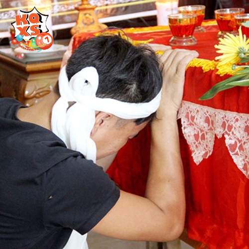 Người khóc bên cạnh quan tài thể hiện sự tiếc thương