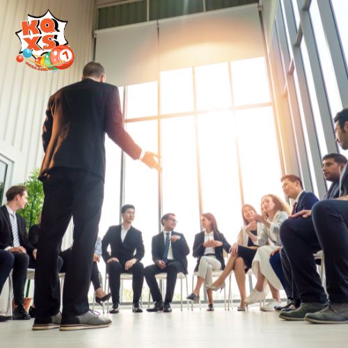 Ý nghĩa giấc mơ bị đàm tiếu, xì xào trong đám đông